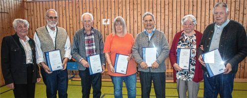 Die geehrten Mitglieder des VdK Tuntenhausen mit der Vorsitzenden Theresia Englhart (links). Foto Stache