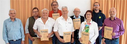 Die Geehrten von links: Erster Vorsitzender Armin Märkl, Manfred Schick 50 Jahre, Franz Fiedler 40 Jahre. Paul Aimer, Werner Luft, Bert Fortshofer und Regina Baldauf für je 50 Jahre, Björn Seifen für 200 Spiele und Stefan Zehentmeier ebenso für 50 Jahre Mitgliedschaft. Unter „Wünsche und Anträge“ wurden zum Schluss noch Themen wie Jahresbeitrag, die Pachtsituation des Sportplatzes sowie ein früher angedachter Neubau des Vereinsheims angesprochen. Foto Fenninger