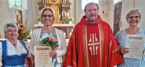 Die Geehrten: (von links) Ursula Simnacher, Angelika Ostermeier, Pfarrer Markus Hochheimer und Traudl Kapser. Foto re