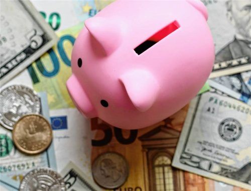 Das Sparschwein als Symbolbild für die Gemeindefinanzen. Foto IMAGO/Zoona