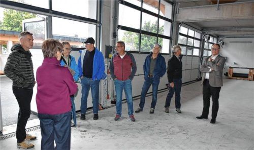 Die Gemeinderäte schauen sich die Halle des Bauhofs an, die auch als zentraler Anlaufpunkt im Not- und Katastrophenschutz dienen soll.Foto Wunderlich
