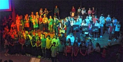 Die gesamte Schulfamilie stürmte am Ende den Bühnenraum.Foto Fischer