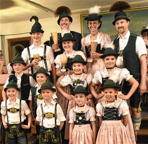 Die glücklichen Gewinner des Vereins-Preisplatteln und -Dirndldrahn.Foto  Wunderlich