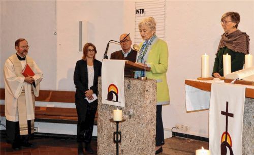 Die Gründungsmitglieder (von rechts) Ursula Hilz und Steffi Keill sowie der Vorsitzende Dr. Gereon Schmitz, die kaufmännische Geschäftsführerin Michaela Schwarz und Pfarrer Ernst Kögler gedachten in Fürbitten der inzwischen verstorbenen Weggefährten. Fotos Strim