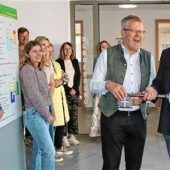 Schlüsselübergabe im Tuntenhausener Rathaus