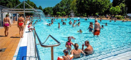Die heimischen Freibäder (hier das Bad in Mühldorf) erleben gerade einen Besucheransturm. Sollten auch hier Jugendliche unter 16 Jahren nur mit dem Bronze-Schwimmabzeichen Zutritt haben, wenn sie ohne erwachsene Begleitung sind? Foto  Mayer