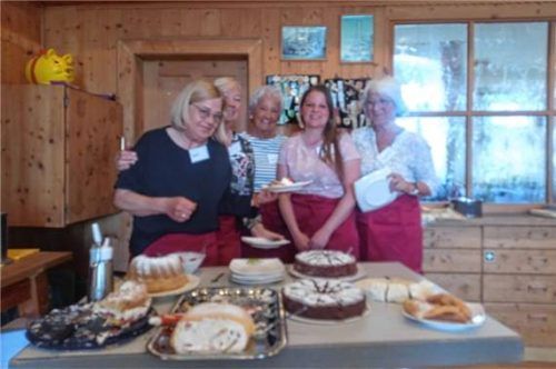 Die Helferinnen backten zahlreiche Kuchen und Torten. Foto  Helm
