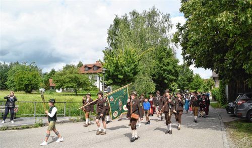 Die Hörndlbergschützen beim Festumzug im vergangenen Jahr: Gemeinsam mit der freiwilligen Feuerwehr gestalten sie das Flossinger Dorffest.