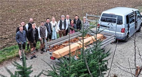 Die Holzbalken für das Gipfelkreuz der Maukspitze sind bereits verladen. Foto Toni Oberkandler