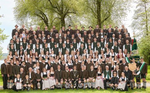 Die Jungbauernschaft Stephanskirchen zeigt sich geschlossen: Mitglieder aller Generationen gestalten gemeinsam das Vereinsleben und freuen sich auf die Festwoche zum 65-jährigen Bestehen. Foto Jungbauernschaft Stephanskirchen/Foto Winkler