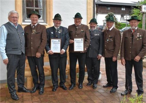 Die Kameradschaft Gollenshausen führte zahlreiche Ehrungen durch: (von links) Gauvorsitzender Pius Graf, Hannes Ettenhuber, Bernhard Hauser, Stefan Richert, Gauvorsitzender Toni Linner sowie die Gollenshauser Vorsitzenden Josef Gartner und Ernst Kreisel.Foto  Donhauser