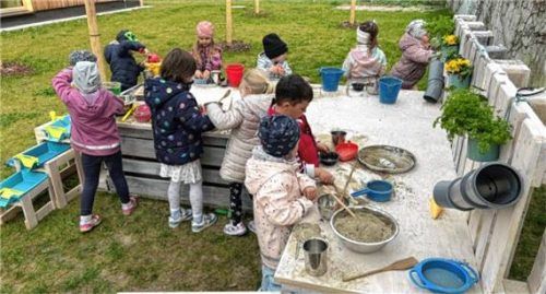 Die Kindergartenkinder sind begeistert von der neuen Matschküche. Foto  Stettner