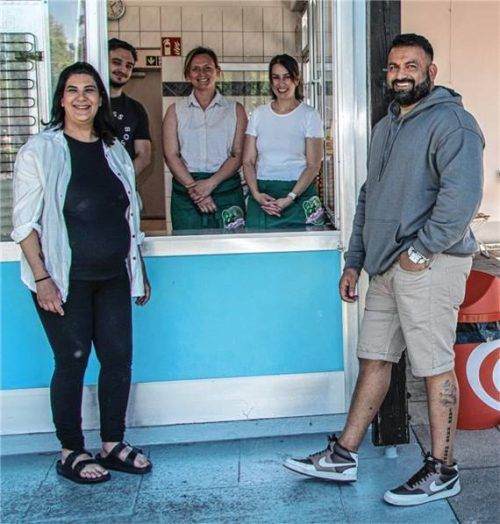 Die Krishans mit Personal vor dem Kiosk im Freibad.Foto Stache