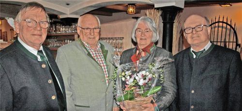 Die langjährige Arbeit von Herbert und Marille Ober (Mitte) wurde mit Dank und einem Präsent gewürdigt von Vorsitzendem Hans Unterauer (rechts) und Stellvertreter Josef Mörtl.Foto  Hellmeier