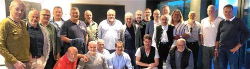 Die Legenden der ersten Rosenheimer Nachwuchs-Meistertruppe: Hinten von links Trainer Gerhard Baldauf, Heini Schiffl, Richard Szeredy, Willi Bauer, Peter Gruber, Peter Thalmeier, Olaf Kapella, Trainer Hans Zach, Jürgen Pemsel, Helmut Elters, Jürgen Rumrich, Trainer Sigi Harrer, Robert Eylert, Andy Keiler, Peter Heinold, Mitch Pohl, Wolfgang Kummer; vorne von links Horst Forster, Roland Flöss, Ralf Schurzmann, Tom Schädler, Thomas Dahlem und Betreuer Jean-Pierre Marechal.Foto Thomas Neumeier