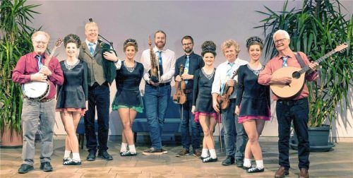 Die Matching Ties gemeinsam mit den O’Brannlaig Rinceoir Irish Dancers. Foto Matching Ties/Keckl