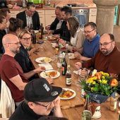 <p>Die Mitglieder des CSU-Ortsverbands beim Abendessen mit Bastian Wernthaler. Fotos re</p>