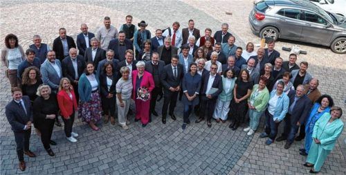 Die Mitglieder des neuen Kreistags im Landkreis Mühldorf im Anschluss an die konstituierende Sitzung. Foto Pressestelle Landratsamt Mühldorf a. Inn