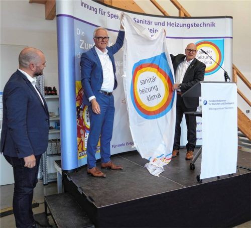 Die modernen Werkstätten sind mit ein Garant für eine hoch qualifizierte Ausbildung in der Region. Das betonten (von links) Andreas Pfaffinger, Leiter des Bildungszentrums, Dr. Frank Hüpers, Hauptgeschäftsführer der Handwerkskammer für München und Oberbayern, und Josef Pflügl, Obermeister der SHK-Innung Traunstein, bei der offiziellen Eröffnung der neuen Räumlichkeiten. Foto Wittenzellner