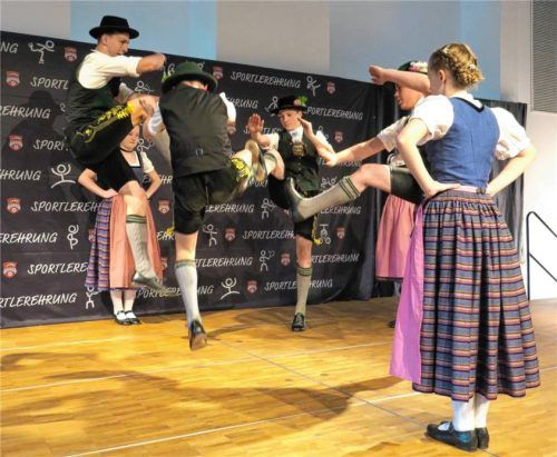 Die Nachwuchsgruppe des Kirchdorfer Trachtenvereins „D‘Haunpoldler“ erhielt für den „Inntaler“ viel Beifall. Foto Baumann