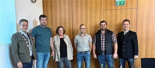Die neu gewählten Gemeinderäte wurden vereidigt: (von links) Bürgermeister Konrad Lindner, Martin Brunnlechner (FWA), Christa Gassner-Mittermair (GLA), Georg Dumpfer (FWA), Adrian Oberbauer (CSU) und Georg Sachsenhammer (FWK). Foto Auer