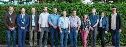 Die neu gewählten Gemeinderatsmitglieder mit den Bürgermeistern: Zweiter Bürgermeister Andreas Hirzinger, Bürgermeister Christoph Vodermaier, Dritter Bürgermeister Dominikus Summerer sowie die neuen Gemeinderäte Roman Djermester, Michael Fischer, Maik Hirthe, Georg Lindner, Saskia Niederberger, Korbinian Schmitzberger, Angela Tombrink und Johannes Wittmann (von links).