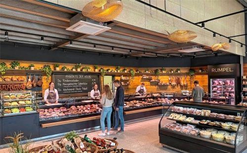 Die neue Filiale der Metzgerei Rumpel in der Münchener Straße 12 im Herzen von Feldkirchen vereint Metzgerei, Bistro und einen 24/7 Selbstbedienungsladen zu einem Genuss-Zentrum mit maximaler Flexibilität für die Kunden. Foto Visualisierung Alex Sauer, Peukert