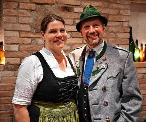 Die neue Vorsitzende Brigitte Wüstinger (links), die nach 14 Jahren das Amt von Martin Schober (rechts) übernommen hat.Foto Deindl