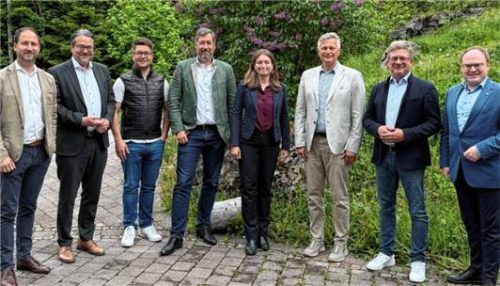 Die neue Vorstandschaft des Gemeindetag-Kreisverbands Rosenheim: (von links) Christoph Vodermaier (Riedering), Bastian Wernthaler (Wasserburg), Johannes Thusbaß (Prutting), Dr. Matthias Bernhardt (Oberaudorf), Susanne Kunz (Samerberg), Vorsitzender Richard Richter (Bruckmühl), Josef Niedermeier (Pfaffing) und Andreas Friedrich (Prien).Foto