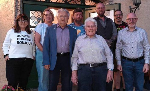 Die neue Vorstandschaft: (von links) Gitti Gruber, Susanne Osenstetter, Zweiter Vorsitzender Josef Neuberger, Florian Mittermaier, Horst Matt, Vorsitzender Armin Osenstetter, Joachim Haslinger und Günter Zellner.Foto Matt
