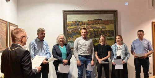 Die neuen Garser Gemeinderäte werden von Bürgermeister Robert Otter (von links) vereidigt: Manuel Haas, Doris Mühlberger, Gerhard Stettner, Tanja Hornig, Elena Rauscher und Ludwig Mußner. Foto re