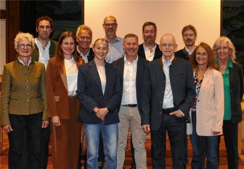 Die neuen Gemeinderäte mit den Bürgermeistern: (von links) Ursula von Redwitz, Martin Pichler, Karolina Astl, Alois Holzmaier, Sophia Gstatter, Jörg Bertholdt, Christian Trattner, Matthias Bernhardt, Josef Gasteiger, Josef Fröhler, Andrea Wögerbauer und Inga Händl-mayer. Foto Schubert