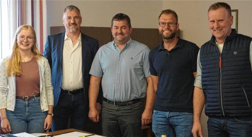 Die neuen Gemeinderäte von Obertaufkirchen wurden in der konstituierenden Sitzung vereidigt: (von links) Barbara Auer (Freie Bürger), Reinhard Deißenböck (CSU), Florian Mailhammer (CSU), Dominik Hofer (Einigkeit Oberornau) und Johann Sax (Heimattreue). Foto Sutherland