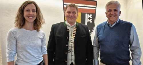 Die neuen Griesstätter Bürgermeister (von links) Katharina von Sommoggy, Anton Strahlhuber und Martin Fuchs nach der konstituierenden Gemeinderatssitzung. Foto Rieger