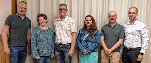 Die neuen Mitglieder im Gremium: (von links) Toni Prietz (CSU), Karin Huber (ÜWG), Ferdinand Bacher (ÜWG), Anita Höchstetter (UBG), Eberhard Nowak (CSU) und Georg Berndl (CSU). Foto Kirchgraber