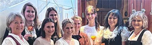 Die neuen Mitglieder: (von links nach rechts) Nicki Zäch (Vorstandsteam), Burgi Bauer, Laura Huber, Theresa Hamberger, Elisabeth Hamberger, Marietta Schmidmayer, Paula Linner, Gabriele Holweck, Ilona Kronast (Vorstandsteam). Nicht auf dem Bild sind Corinna Lorenzet, Paulina Winter, Gitti Flötzinger, Christine Zacherl, Lisa Altmann, Lisa Marie Klar, Marie Luise Hermann, Barbara Buchner, Christina Jahn.Foto  re