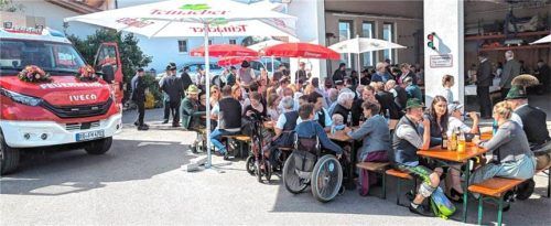 Die offizielle Inbetriebnahme des neuen Mittleren Löschfahrzeugs Florian Hittenkirchen 47/1 am Feuerwehrhaus war gut besucht. Foto Hötzelsperger