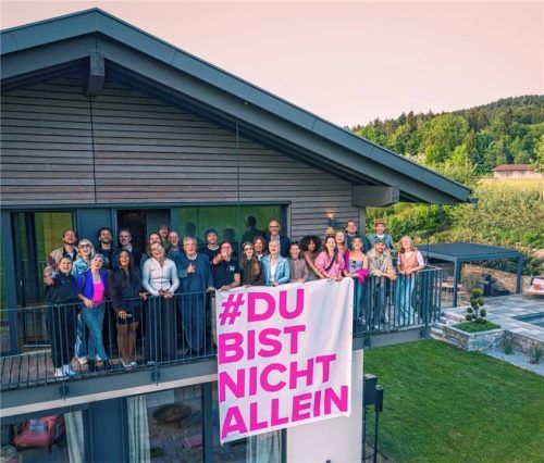 Die Organisatoren der Traumhausverlosung zusammen mit „yeswecan!cer“ auf dem Balkon der Siegsdorfer Immobilie. Foto Traumhausverlosung