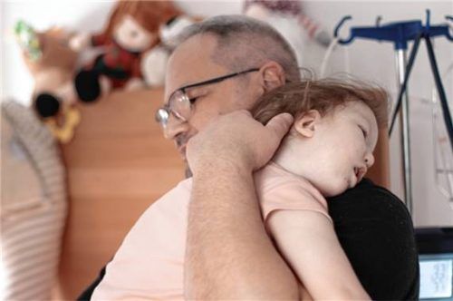 Die Pflege eines schwerstkranken Kindes ist für Angehörige eine große körperliche, organisatorische und emotionale Anstrengung. Foto AKM