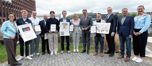 Die Prämierten beim Veltins-Lokalsportpreis 2026 vor der Kulisse am Tempelhofer Hafen in Berlin mit der Jury und CDU-Generalsekretär Dr. Carsten Linnemann. Mit dabei war die OVB-Sportredaktion mit Preisträger Marko Aleksic (Fünfter von links) und Teamleiter Sport, Thomas Neumeier (links daneben).Foto Veltins-Lokalsportpreis