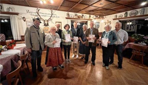 Die Preisträger des Blumenschmuckwettbewerbs 2025 der Garten- und Blumenfreunde Aschaus wurden vom Ersten Vorsitzenden Hans Rucker (links) geehrt: (von links) Hedwig und Helmut Pfaffinger, Katharina Stockinger, Georg Ertel, Karin und Dieter Gut sowie Regina und Sepp Schlemer. Foto Kirchner