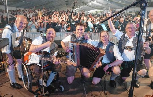 Die Ruperti-Blosn mit Dieter Lindner (Gitarre) auf der Bühne.Foto  re