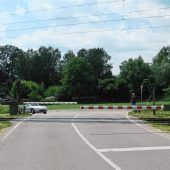 Unbekannter reißt Bahnschranke ab