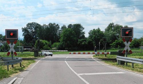 Die Schranke am Bahnübergang Heufeld wurde bereits ersetzt. Foto Baumann
