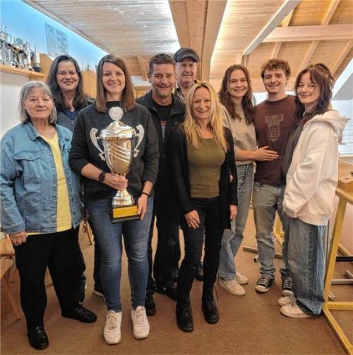 „Die Schusterei“ mit dem Wanderpokal. Foto Huber