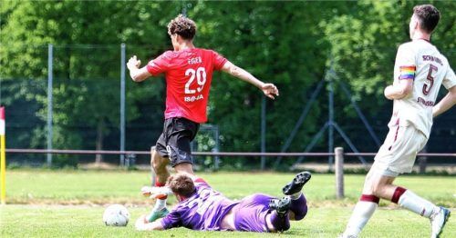 Die Sekunden vor der Erlösung: Vinzenz Egger umkurvt Torhüter Valentin Meyer und erzielt das Siegtor für Wasserburg.Foto Wolfgang Fehrmann