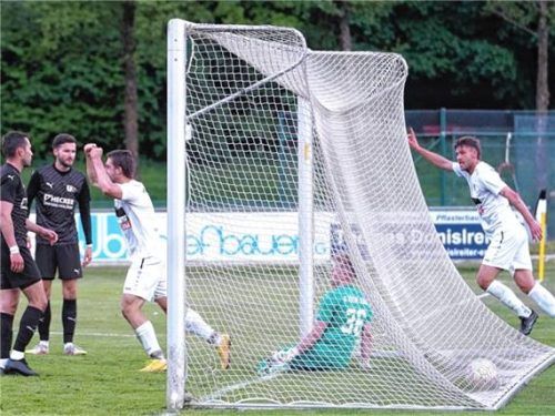 Die SG Reichertsheim-Ramsau/Gars bejubelte einen 2:0-Erfolg im Top-Spiel im Tüßling.Foto Walter Semerad