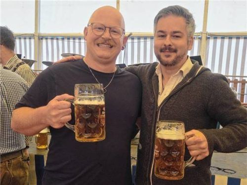 Die Sieger des Masskrugstemmens: der Erstplatzierte Thomas Schimek (links) und Christian Zeus.Foto Stettner
