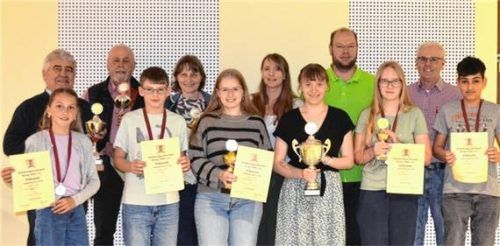 Die siegreichen Schützen und Jungschützen: (vorne von links) Annalena Neudecker, Valentin Dietrich, Annalena Dietrich, Anna Aigner, Hanna Sophie Meier, Elias Mohamed; (hinten von links) Rudi Ramsauer, Franz Rampl, Gabi Schmid, Jacqueline Nobile, Thomas Seider und Schützenmeister Franz Schmid.Foto Rampl