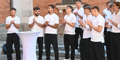 Die Spieler des TSV 1860 Rosenheim wurden vor dem Rosenheimer Rathaus von Bürgermeister Abuzar Erdogan geehrt. Foto Aleksic